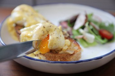 Yumurta benedict, ahşap arka plan, İngiliz kahvaltısı tost ile haşlanmış yumurta