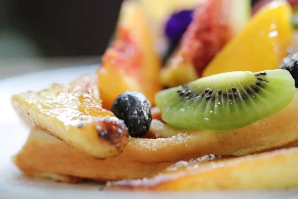 Dessert Gebakken Wafel Met Fruit Kiwi Banaan Druiven Bessen Vanille — Stockfoto