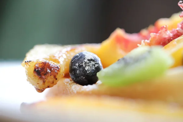 Sobremesa Assada Waffle Com Frutas Kiwi Banana Uva Berry Sorvete — Fotografia de Stock