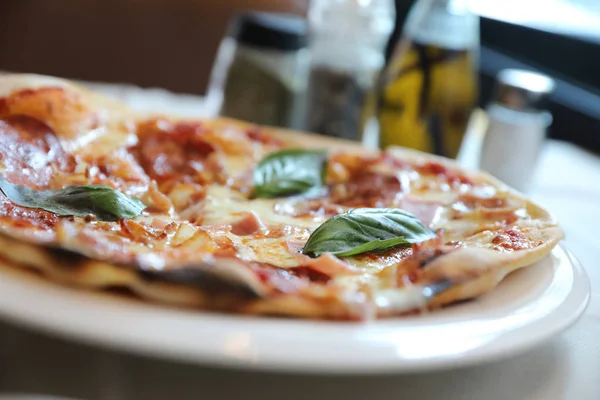 Peperoni Speck Und Schinken Pizza Restaurant Hintergrund — Stockfoto