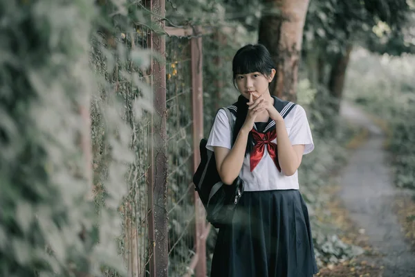 Retrato Asiático Japonés Escuela Chica Traje Buscando Parque Aire Libre —  Fotos de Stock