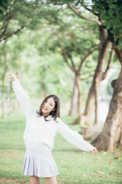 Retrato Menina Asiática Com Camisa Branca Saia Olhando Natureza Livre — Fotografia de Stock