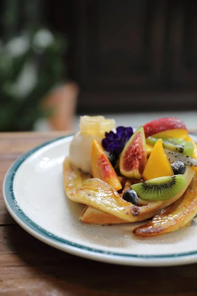 Dessert Baked Waffle Fruits Kiwi Banana Grape Berry Vanilla Ice — Stock Photo, Image