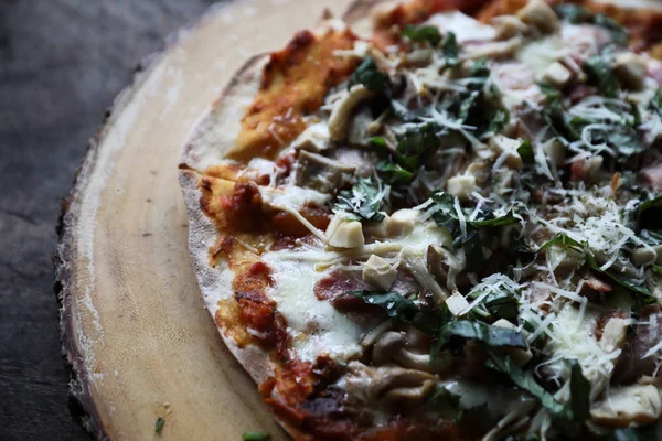 トマト モッツアレラ チーズとバジルのピザ 神秘的な光の木製ピザ板おいしいイタリアンピザ — ストック写真