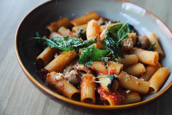 Pasta Con Salchicha Salsa Tomate Sobre Fondo Madera Comida Italiana —  Fotos de Stock