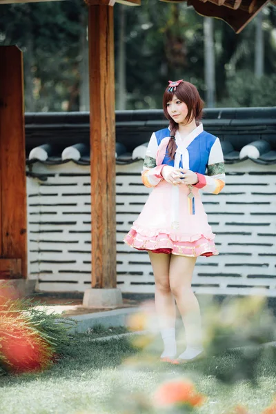 Ritratto Hanbok Costume Giovane Donna Guardando Sorridendo Nel Parco Coreano — Foto Stock