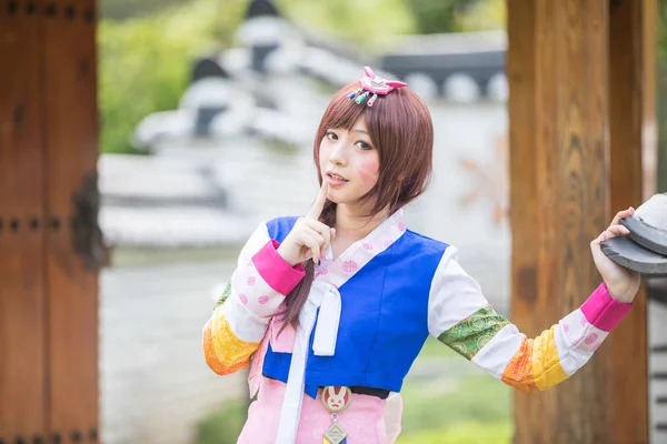 Ritratto Hanbok Costume Giovane Donna Guardando Sorridendo Nel Parco Coreano — Foto Stock