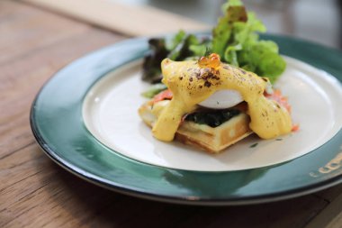 Kahvaltı yemek yumurta benedict, çılbır gözleme ve ahşap arka plan üzerinde füme somon ile sarı sos ile