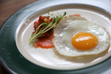 Kabak börek ile yumurta ve ahşap arka plan vinage stilini somon füme