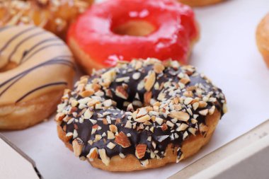 Çikolatalı badem çilekli Donut beyaz arka plan üzerinde izole.