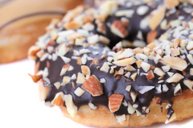 Çikolatalı badem çilekli Donut beyaz arka plan üzerinde izole.