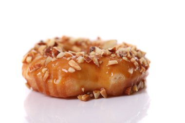 Beyaz arka plan üzerinde izole fıstıklı poğaça