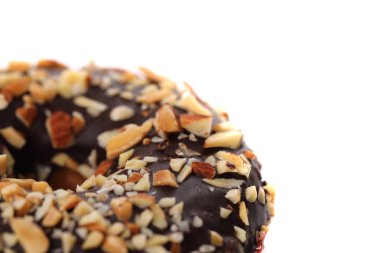 Beyaz arka plan üzerinde izole çikolata ve badem Donut