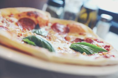 biberli salam ve jambon pizza Restoran arka planda