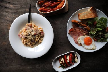 Gıda düz üstten görünüm ile makarna ve İngiliz kahvaltısı ahşap arka plan üzerinde göklere