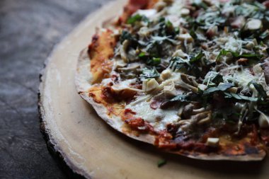 Pizza jambon domates mozzarella peyniri ve fesleğen. Mistik ışık ahşap pizza gemide güzel İtalyan pizza 