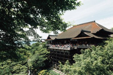 Kiyomizu Tapınağı, yeşil ile Japon Tapınağı Kyoto Japonya Film vintage tarzı içinde bırakır.