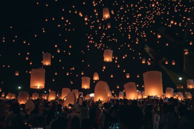 Fener gece Chiang Mai Tayland yüzen