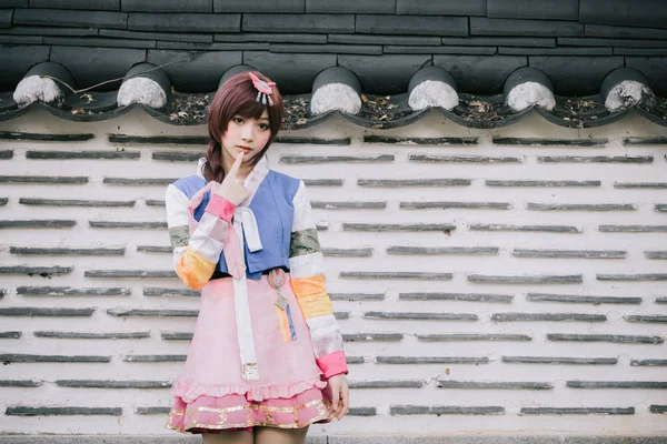 Portret Van Hanbok Kostuum Jonge Vrouw Zoek Glimlach Koreaanse Park — Stockfoto