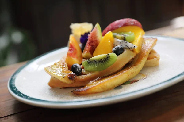 Postres Horno Gofre Con Frutas Kiwo Baya Uva Helado Vainilla —  Fotos de Stock