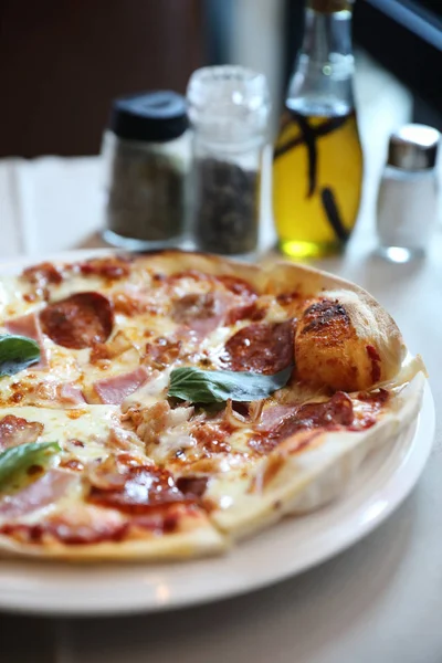 Пицца Беконом Ветчиной Заднем Плане Ресторана — стоковое фото