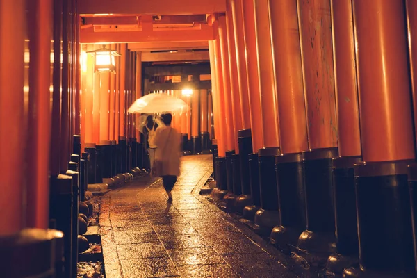 経路折井ゲートぼかし夜と雨京都伏見稲荷神社の人々 — ストック写真