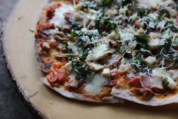 Pizza Ham Tomatoes Mozzarella Cheese Basil Delicious Italian Pizza Wooden — Stock Photo, Image
