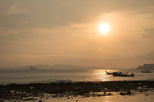 Hermosa Playa Barco Krabi Tailandia Con Salida Del Sol — Foto de Stock