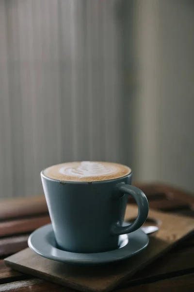卡布奇诺或拿铁艺术咖啡由牛奶制成的咖啡店老式电影风格的木材表 — 图库照片