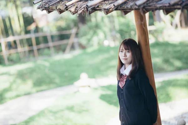 Retrato Asiático Japonês Escola Menina Traje Olhando Para Parque Livre — Fotografia de Stock