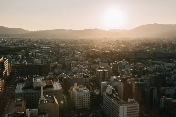 映画ビンテージ スタイルの日の出と京都の町並み — ストック写真