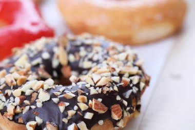 Çikolatalı badem çilekli Donut beyaz arka plan üzerinde izole.