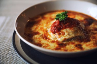 Ev yapımı sığır eti lazanya yemek restoranı, İtalyan gıda üzerinde