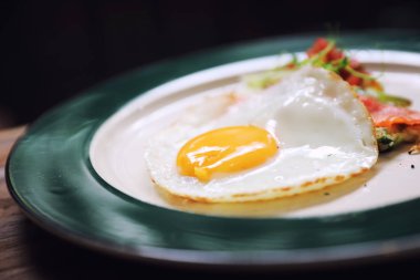 Kabak börek ile yumurta ve ahşap arka plan vinage stilini somon füme