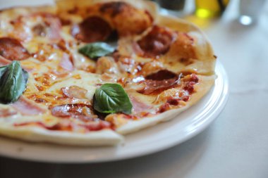 biberli salam ve jambon pizza Restoran arka planda