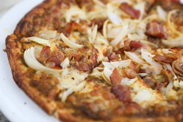 Pizza Crispy Bacon Onion Outdoor Table — Stock Photo, Image