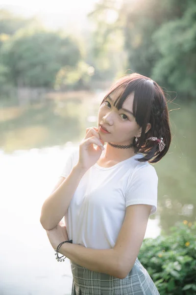 Retrato Menina Asiática Com Camisa Branca Saia Olhando Livre Urbano — Fotografia de Stock