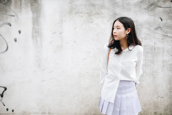亚洲女孩的肖像 身穿白色衬衫和裙子 外型都市老式电影风格 — 图库照片