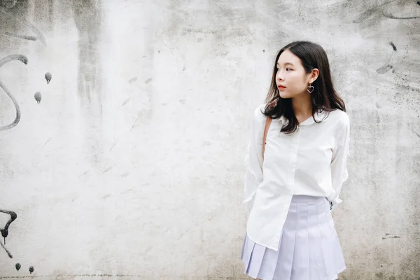 Retrato Menina Asiática Com Camisa Branca Saia Olhando Livre Urbano — Fotografia de Stock