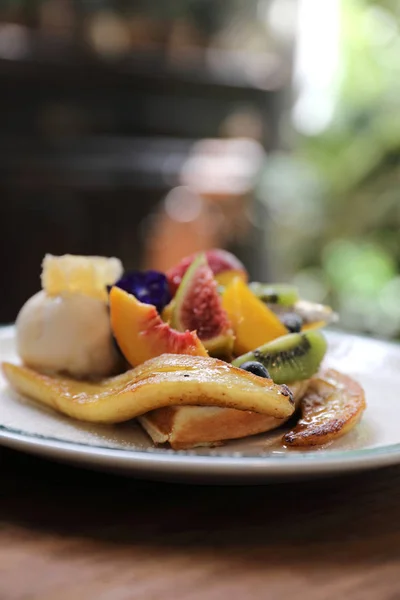 Dessert Gebakken Wafel Met Fruit Kiwi Banaan Druiven Bessen Vanille — Stockfoto