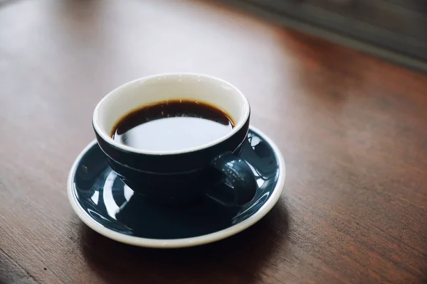 咖啡杯中的黑咖啡木背景 — 图库照片