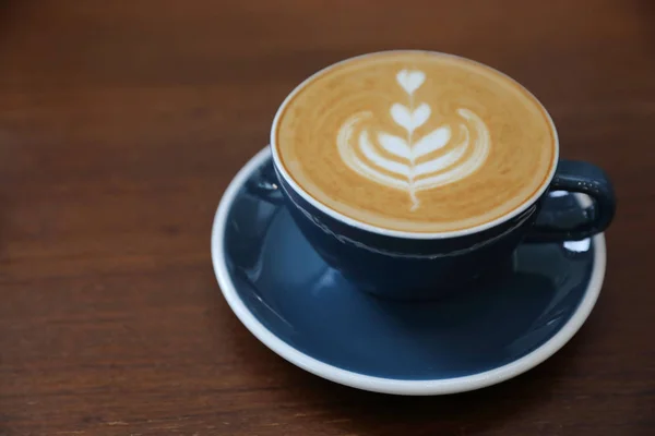 Cappuccino Lub Latte Art Kawa Mleka Drewnianym Stole Kawiarni — Zdjęcie stockowe