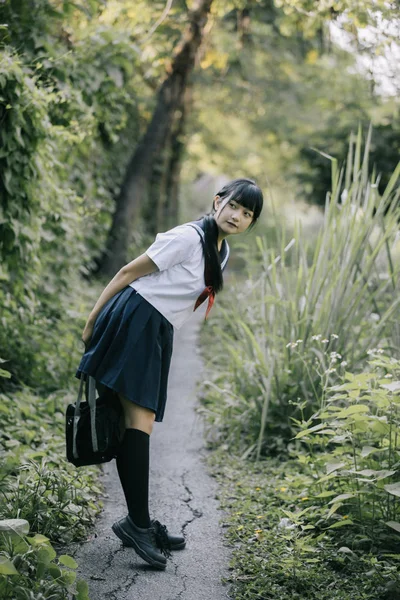 Портрет Азіатський Японської Школи Дівчина Костюм Дивлячись Парк Відкритий Фільм — стокове фото