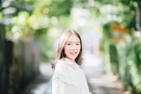Retrato Chica Asiática Con Camisa Blanca Falda Mirando Sonrisa Naturaleza —  Fotos de Stock