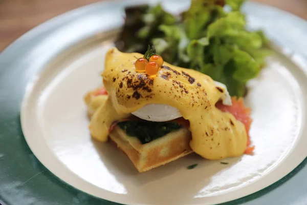 早餐食物蛋本笃 煮鸡蛋与黄酱与华夫饼和熏鲑鱼的木材背景 — 图库照片
