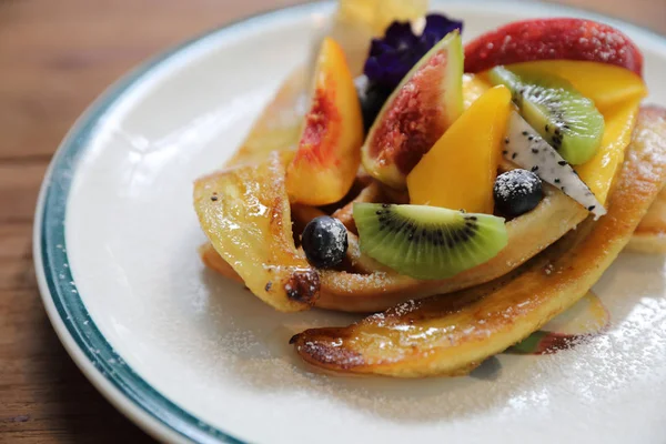 Sobremesa Assada Waffle Com Frutas Kiwi Banana Uva Berry Sorvete — Fotografia de Stock