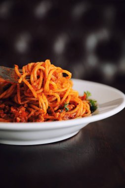 Spagetti bolognese ahşap zemin, İtalyan yemekleri üzerine