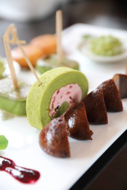 Japon tatlı karışımı ahşap arka plan üzerinde