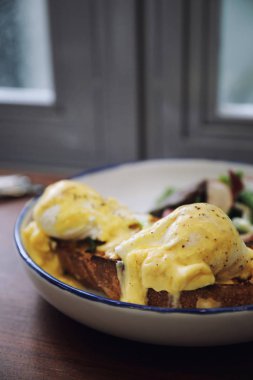 Yumurta benedict, ahşap arka plan, İngiliz kahvaltısı tost ile haşlanmış yumurta