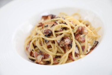 Spagetti carbonara, açık hava restoranı İtalyan gıda peynir pastırma ile makarna beyaz sos